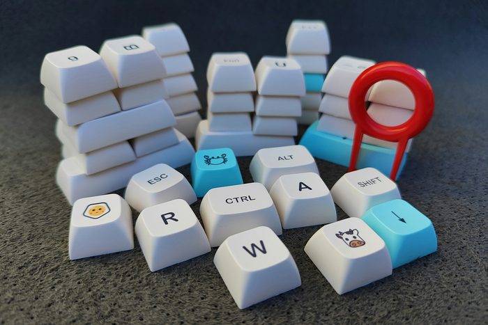 KEMOVE K94 First Look: A 94-Key Wireless Mechanical Keyboard With a Screen and a Knob